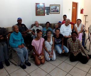 Mej Fees en gevolg skop af